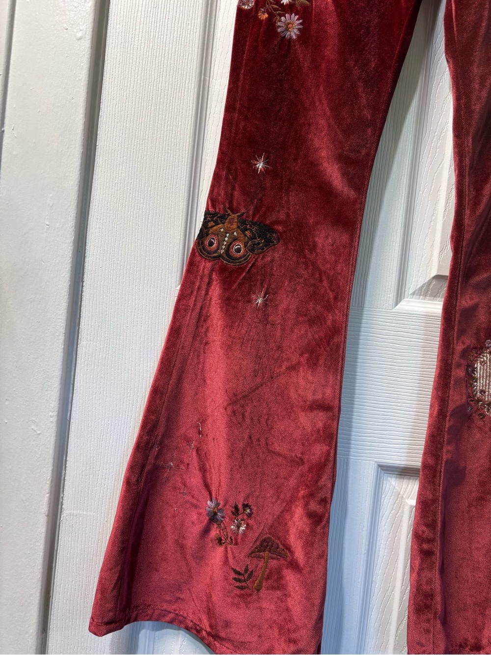DRIFTWOOD Farrah
Hallucination embroiders
Velvet flares Pants RARE Wine Red 26 - Picture 2 of 8